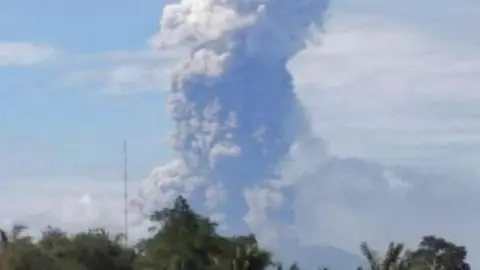 En la imagen de EFE, el volcán activo en las islas Célebes.