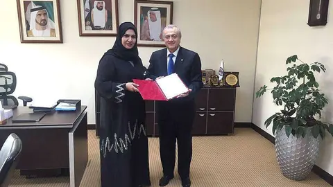 El embajador de Uruguay en Emiratos Árabes, en el momento de recibir la certificación halal. (Cedida)