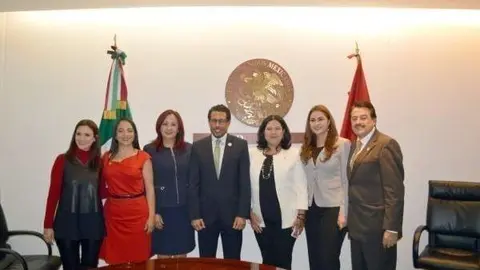 Foto de familia del encuentro entre el embajador de EAU en México y la senadora Pinedo.