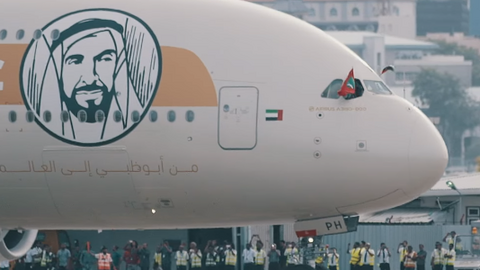 El A380 del Año de Zayed de Etihad a su llegada a la nueva pista del aeropuerto de Velana. 
