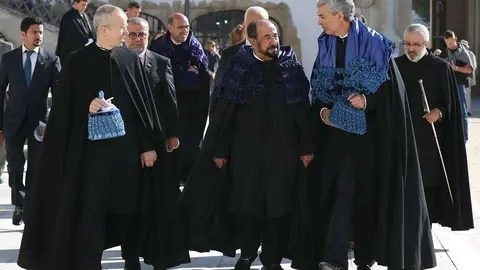 El jeque de Sharjah, junto a los responsables académicos de la Universidad de Coimbra en Portugal. (NNC)