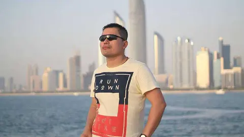 El colombiano Wilmer Monje, con el skyline de la Corniche de Abu Dhabi de fondo. (Cedida)
