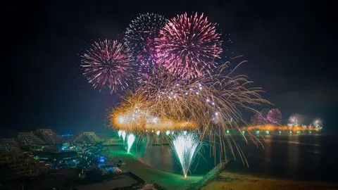 Fuegos artificiales en la isla de Al Marjan en Ras Al Khaimah.
