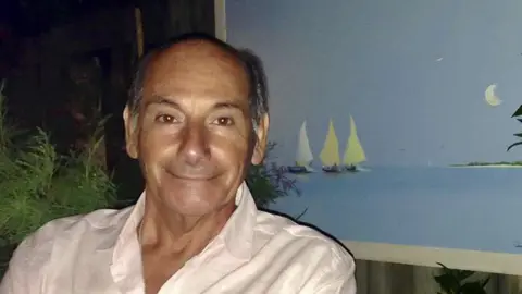 El pintor argentino Alejandro Lucas Debonis, junto a una de sus obras. (CEDIDA)