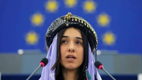 En la imagen de Reuters, Nadia Murad al recibir el premio Sajarov en 2016.