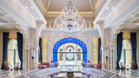 La impresionante recepción del nuevo Rixos en Saadiyat.
