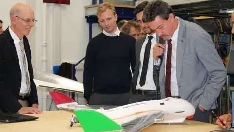 Una delegación emiratí ha visitado los laboratorios de Reino Unido y Finlandia donde se llevan a cabo las investigaciones para la mejora de la lluvia. (WAM)