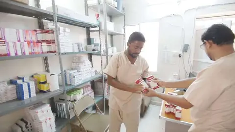 Clasificación del suministro médico donado por ERC en el 'Restoring Hope Hospital' in Rumah. (WAM)