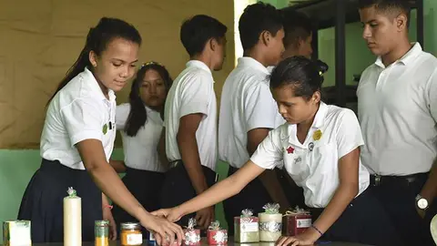 Alumnos de una escuela en uno de los proyectos escolares de emprendimiento. (WAM)