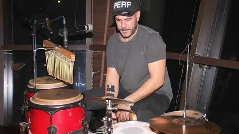 Iván González 'El Zurdo', sobre el escenario del restaurante español Casa de Tapas de Dubai. (EL CORREO)