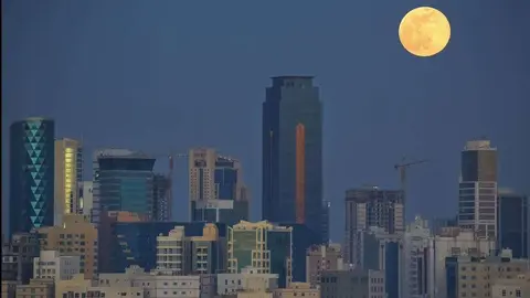 Luna llena sobre la capital de Bahréin, Manama.
