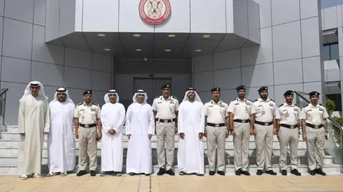 Altos cargos y funcionarios de la Agencia Espacial de Emiratos y la Policía de Abu Dhabi, tras la firma de su memorando de entendimiento. (WAM)