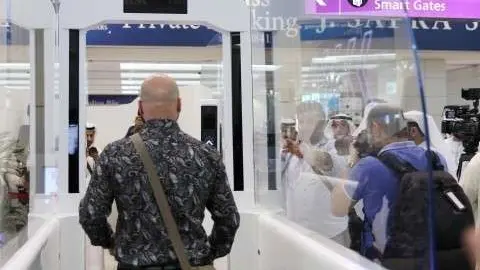 Uno de los pasajeros que estrenaron el túnel inteligente, durante el proceso. (WAM)