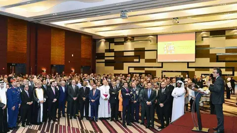 El embajador de España, Antonio Álvarez, se dirige a los asistentes  al Día Nacional de España en Emiratos Árabes. (Manaf K. Abbas / EL  CORREO)