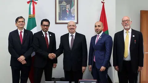 Hatem Ahmed Al Minhali, embajador de Emiratos Árabes Unidos en México, junto a Carlos de Icaza González, subsecretario de Relaciones Exteriores de México durante un encuentro celebrado en agosto.