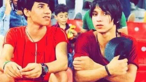 A la derecha de la imagen, el adolescente irakí asesinado.