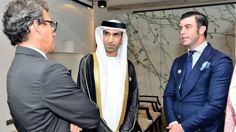El ministro de Cambio Climático y Medio Ambiente de EAU, Thani Ahmed Al Zeyoudi, conversa con el embajador Antonio Álvarez y con el presidente del SBC, Guillermo Cobelo, durante del Día de España. (FOTOS: Manaf K. Abbas)