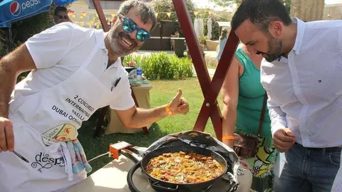 David Palobart, ganador del concurso, posa ante su paella en presencia de Santiago Jiménez, titular de la Segunda Jefatura de la Embajada de España en EAU. (EL CORREO)