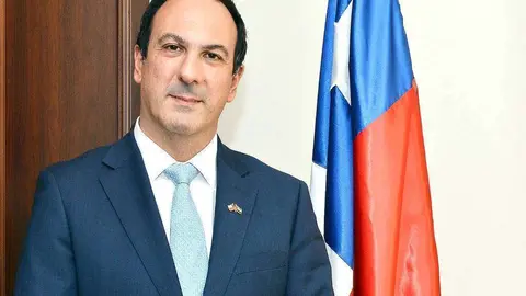 El embajador Jorge Daccarett, en su despacho de la sede diplomática de Chile en Abu Dhabi. (Manaf K. Abbas / EL CORREO)