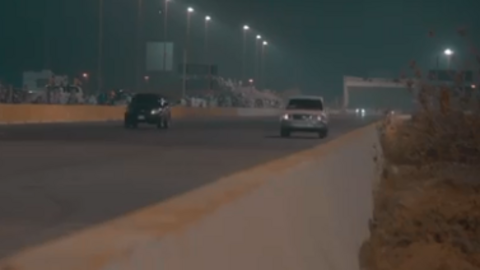 Dos vehículos durante una carrera en Emirates Motorplex.