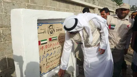 Colocación de la primera piedra de la ampliación de una escuela en Tuban, Yemen. (WAM) 