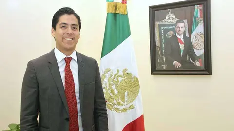Emilio Granados, en la sede de la Embajada de México en Abu Dhabi. (EL CORREO)