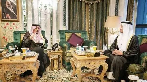 Abdullah bin Zayed Al Nahyan, ministro de Relaciones Exteriores y Cooperación Internacional, reunido con el rey Salman en Makkah el pasado mes de junio. (WAM)