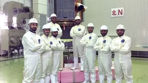 Los científicos del Centro Espacial Mohammed bin Rashid con el KhalifaSat en Jaón. (WAM)