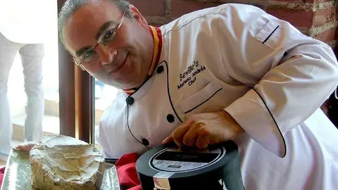 El chef y presentador Mariano Andrés muestra un queso cabrales en la celebración del Día de Asturias en el restaurante Seville's. (EL CORREO)