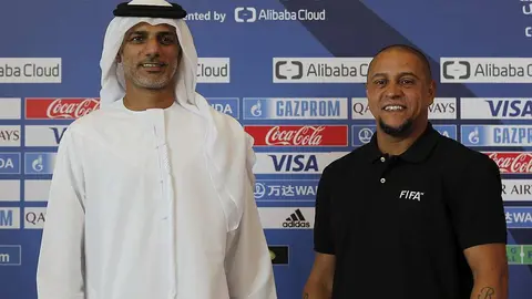 Roberto Carlos junto al representante de FIFA Khalaf Salem Al Wahedi.