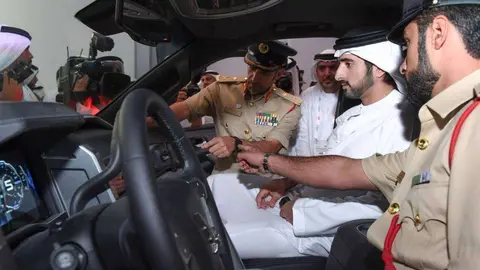 El jeque Hamdan bin Mohammmed bin Rashid Al Makoum en el coche inteligente de la Policía de Dubai. (@GitexTechWeek)