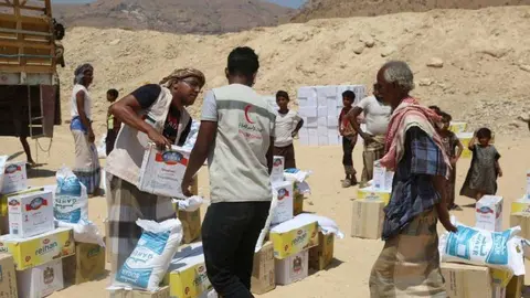 Reparto de alimentos en Yemen. (WAM)