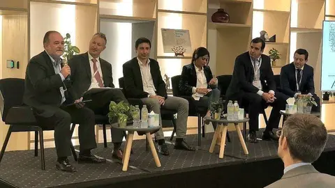 Alejandro Moya -segundo por la izquierda., durante el panel dedicado a la tendencias estratégicas en Oriente Medio desarrollado dentro de la Jornada ICEX Integra. (@IcexDubai)