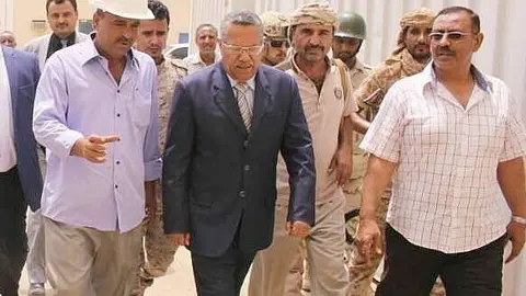 El destituido primer ministro de Yemen, Ahmed bin Dagher -en el centro-, durante un acto. (WAM)