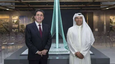 El arquitecto Santiago Calatrava junto al presidente de Emaar Properties, Mohamed al Abbar.