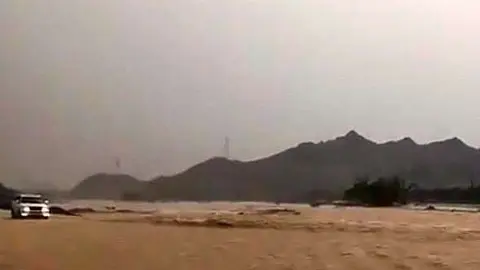 Las riadas provocadas por las lluvias se han convertido en un gran peligro para los conductores. (@NCMS_media)