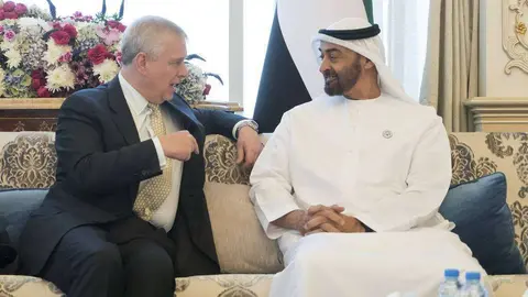 Momento del encuentro entre el jeque Mohamed bin Zayed Al Nahyan y el duque de York. (WAM)