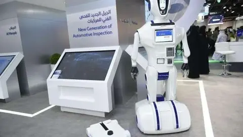 La RTA presentó en Gitex 2018 este robot inteligente para la inspección técnica de vehículos. (WAM)