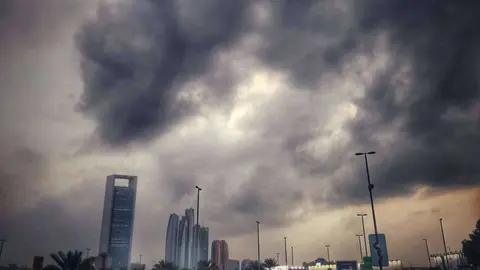 Nubes de lluvia sobre el cielo de Abu Dhabi. (EL CORREO)