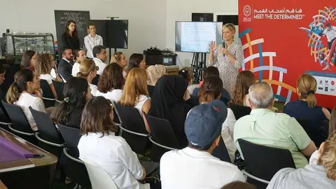 Hispanoparlantes aspirantes a voluntarios de las Olimpiadas Especiales atienden a las explicaciones de la organización. (Marta del Olmo / EL CORREO)