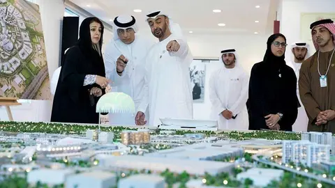 El principe heredero de Abu Dhabi, durante la visita que ha protagonizado a la Expo 2020 de Dubai. (WAM)