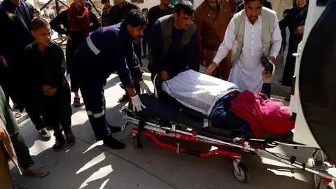 En la imagen de EFE, uno de los heridos tras las explosiones en Kabul.