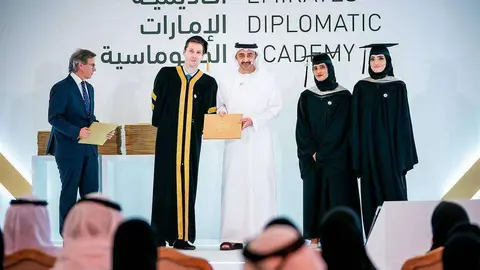 Bernardino León, director de la Escuela Diplomática junto al ministro de Exteriores de EAU y alumnos graduados.