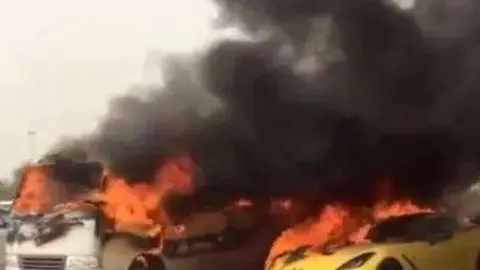 Más de una docena de autos estuvieron involucrados en el incendio.