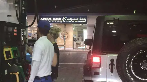 Un asistente muestra a una cliente cómo utilizar el 'autosevicio'. (EC)