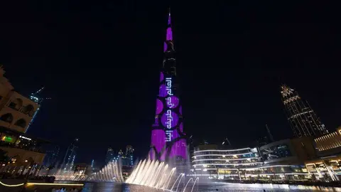 El Burj Khalifa, iluminado durante la cuenta atrás para la Expo 2020. (@expo2020dubai)
