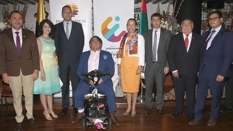 Representantes diplomáticos junto a Mario Vallejo en el Día de Ecuador en Emiratos Árabes. (EL CORREO)