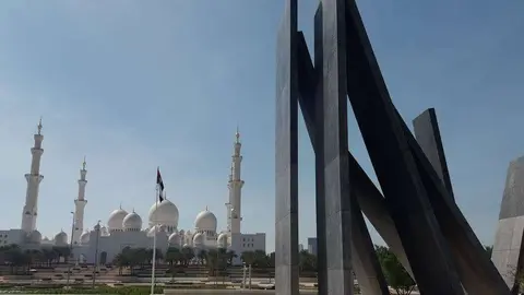 Una imagen de la Gran Mezquita y el Monumento a los Mártires en Abu Dhabi. (EL CORREO)