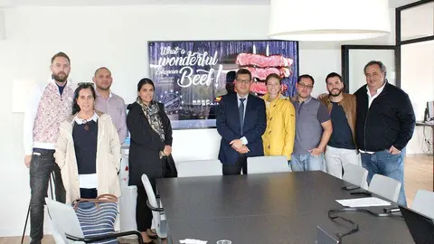 Javier López, director general de Provacuno -en el centro con traje-, junto a la delegación de Emiratos Árabes de gira por España. (Cedida)