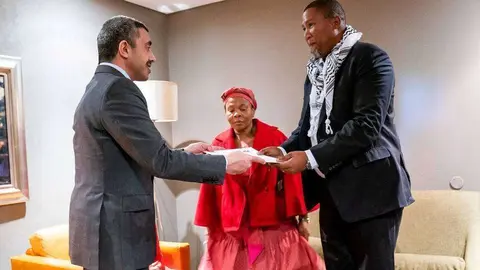 Abdullah bin Zayed Al Nahyan presentó una carta de agradecimiento a Zwelivelile 'Mandla' Mandela, nieto del ex presidente sudafricano. (WAM)